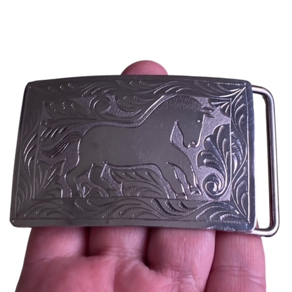 Vintage Silver Tone Unmarked 3" x 2" Engraved Horse Western Belt Buckle - Picture 3 of 6